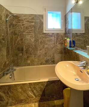 Badewanne, kostenlose Toilettenartikel, Handtücher