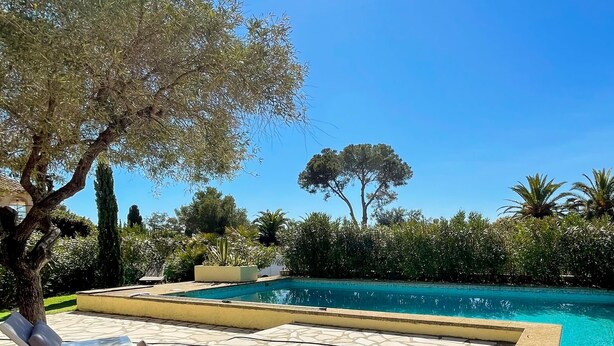A pool area with lounge chairs and a tiled patio. - Villa 10 people-Private Pool-250m from the sea (Fréjus)