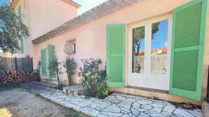 A house with a tiled roof, green shutters, and a stone-paved entrance. - Villa 10 people-Private Pool-250m from the sea (Fréjus)