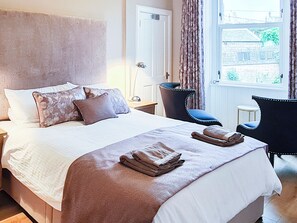 2 bedrooms, free WiFi, bed sheets - We love the view towards Inchkeith Island over the water. (Edinburgh)