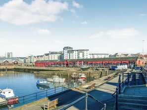 Marina - We love the view towards Inchkeith Island over the water. (Edinburgh)