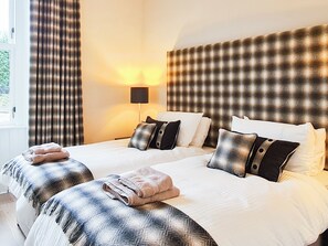 2 bedrooms, free WiFi, bed sheets - We love the view towards Inchkeith Island over the water. (Edinburgh)