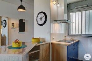 冷蔵庫、電子レンジ、オーブン、コンロ