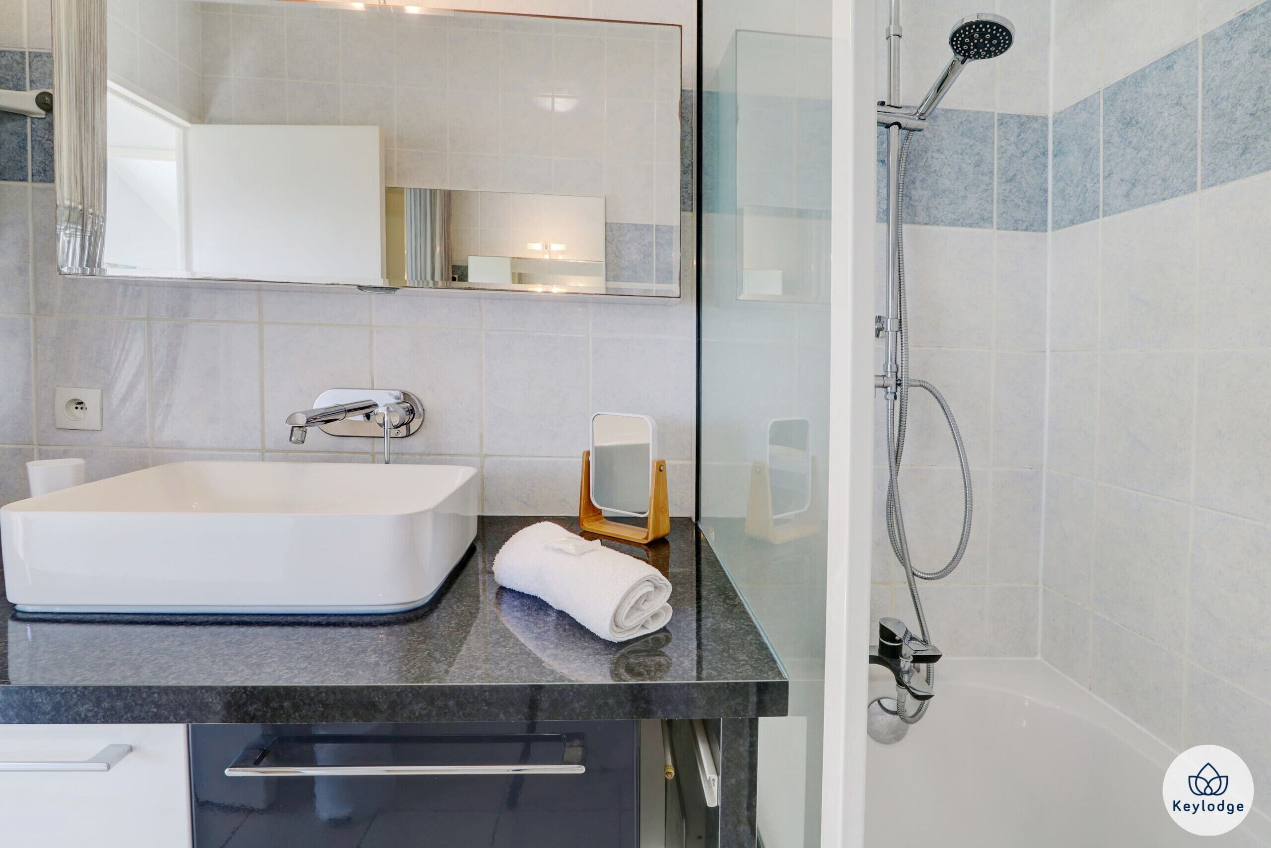 浴槽、ヘアドライヤー、タオル、石鹸