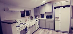Fridge, microwave, oven, stovetop - 4 Bedroom/3 Bath Upper Level Remodeled Shop, in town, fully loaded for up to 12! (Riggins)