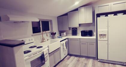 4 Bedroom/3 Bath Upper Level Remodeled Shop, in town, fully loaded for up to 12!