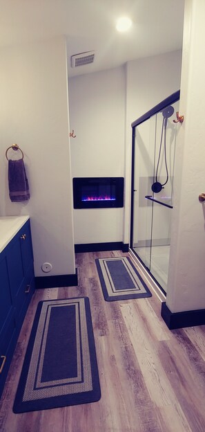 Interior - 4 Bedroom/3 Bath Upper Level Remodeled Shop, in town, fully loaded for up to 12! (Riggins)