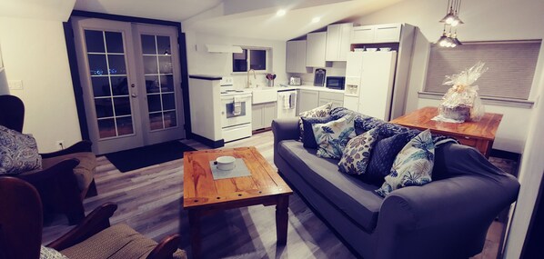 Smart TV, fireplace - 4 Bedroom/3 Bath Upper Level Remodeled Shop, in town, fully loaded for up to 12! (Riggins)