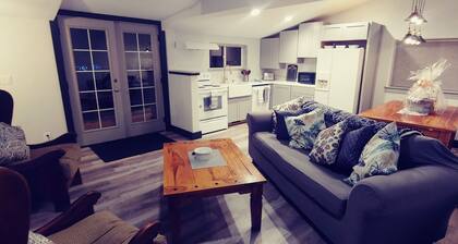 4 Bedroom/3 Bath Upper Level Remodeled Shop, in town, fully loaded for up to 12!