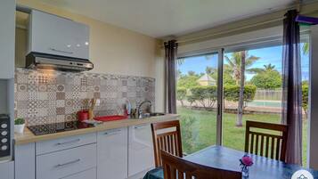 KĂŒhlschrank, Mikrowelle, Ofen, Herdplatte