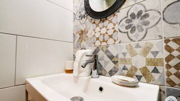 Een douche, een haardroger, handdoeken, zeep