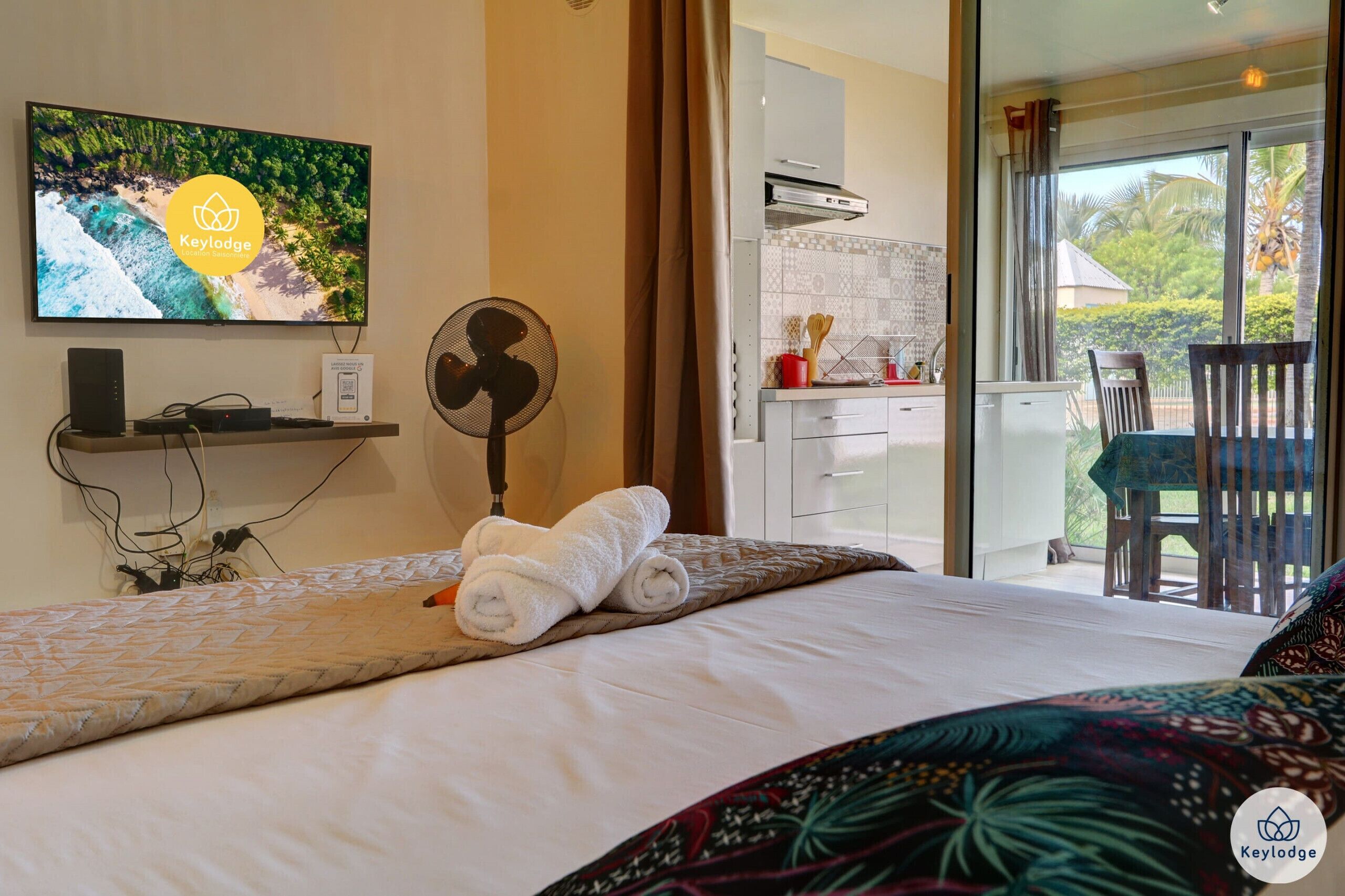 アイロン / アイロン台、WiFi (無料)、ベッドシーツ