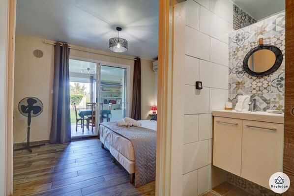 Iron/ironing board, free WiFi, bed sheets