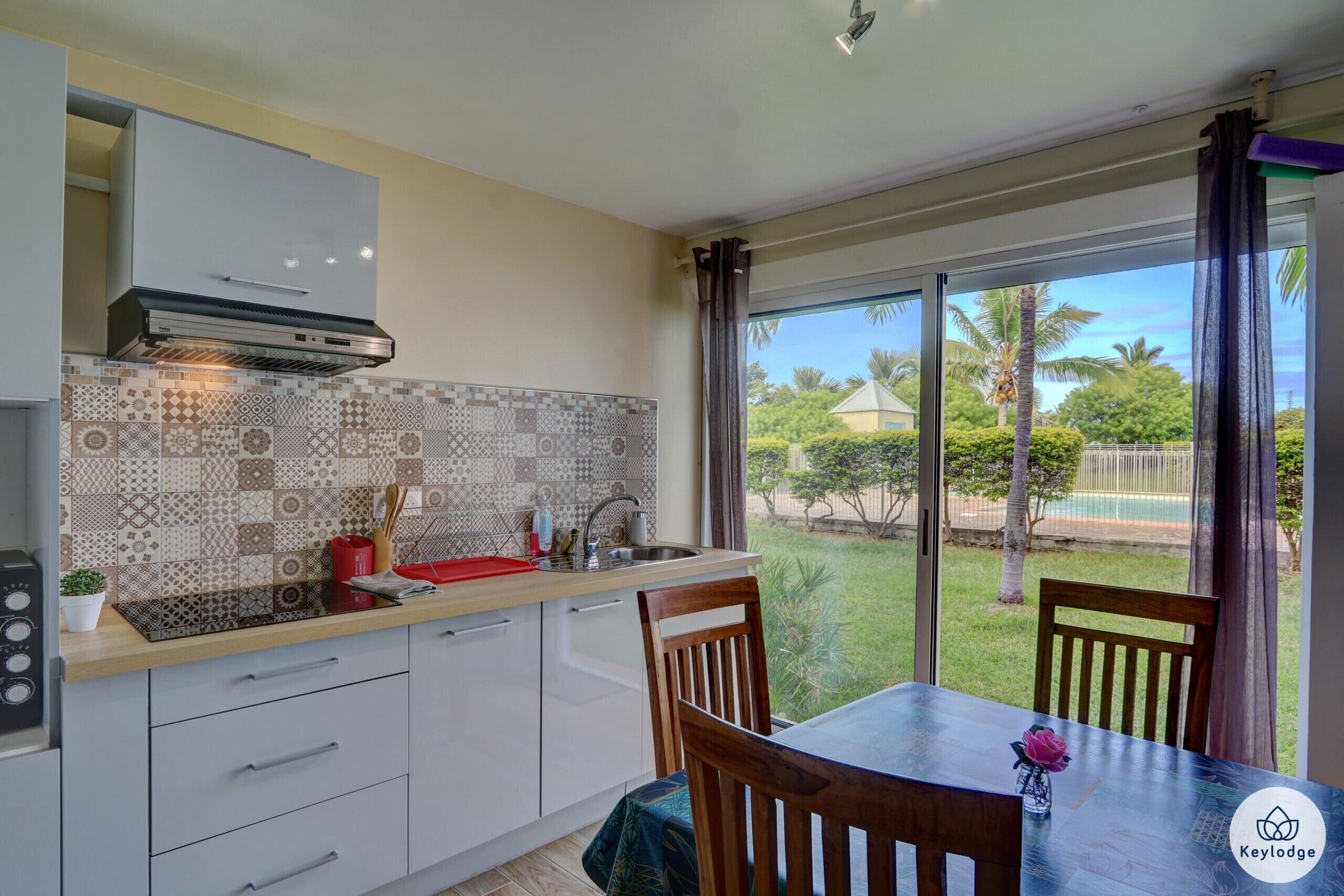 冷蔵庫、電子レンジ、オーブン、コンロ