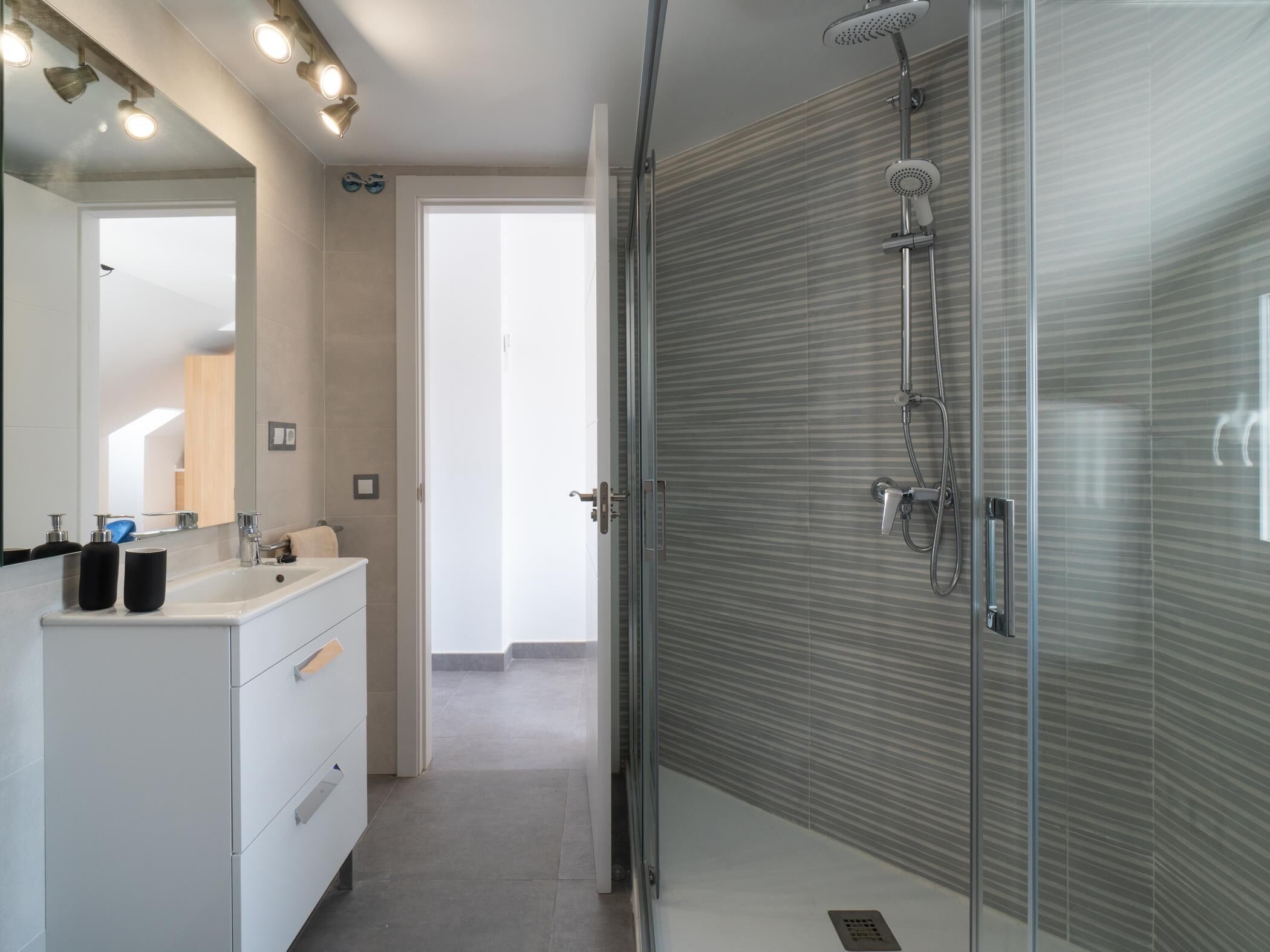 Een douche, een haardroger, handdoeken