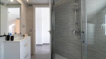 Een douche, een haardroger, handdoeken