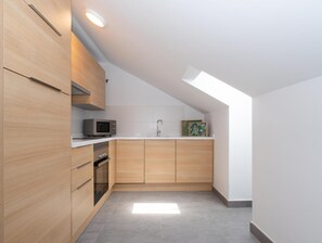 Een koelkast, een microgolfoven, een oven, een vaatwasser