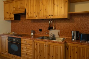 Refrigerador, horno, placa de cocina, utensilios de cocina