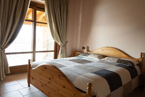 1 bedroom, bed sheets