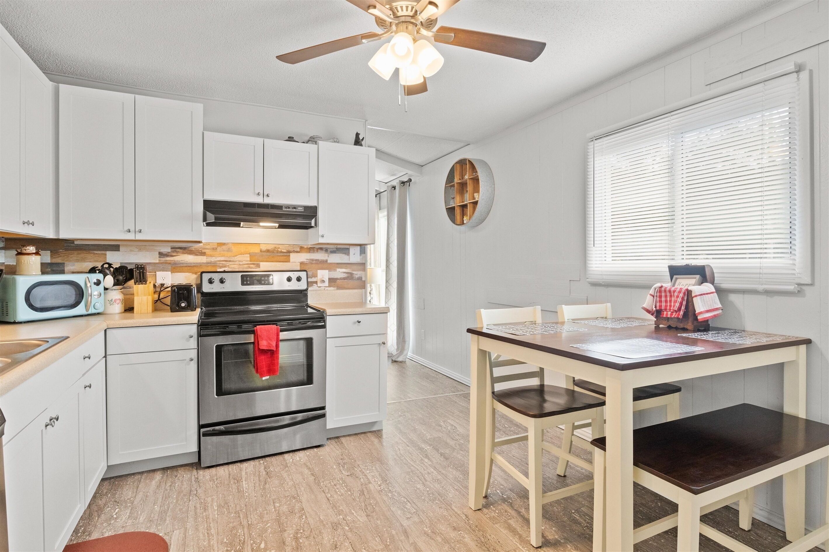 冷蔵  庫、電子レンジ、オーブン、コンロ