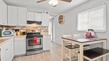 Jääkaappi, mikroaaltouuni, uuni, liesi