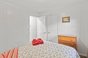3 quartos, ferros/tábuas de passar roupa, berço de viagem