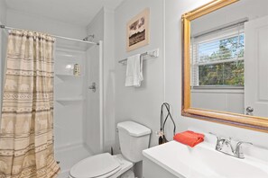 Combined shower/bathtub, towels, shampoo