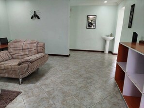 Interior - Cozy countryside cottage, super close to great hiking trails. (Gisambai)