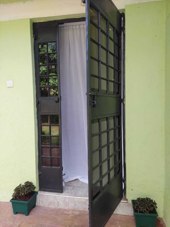 Exterior detail - Cozy countryside cottage, super close to great hiking trails. (Gisambai)