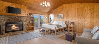 River Front Eagle Cabin Retreat on the Kings River