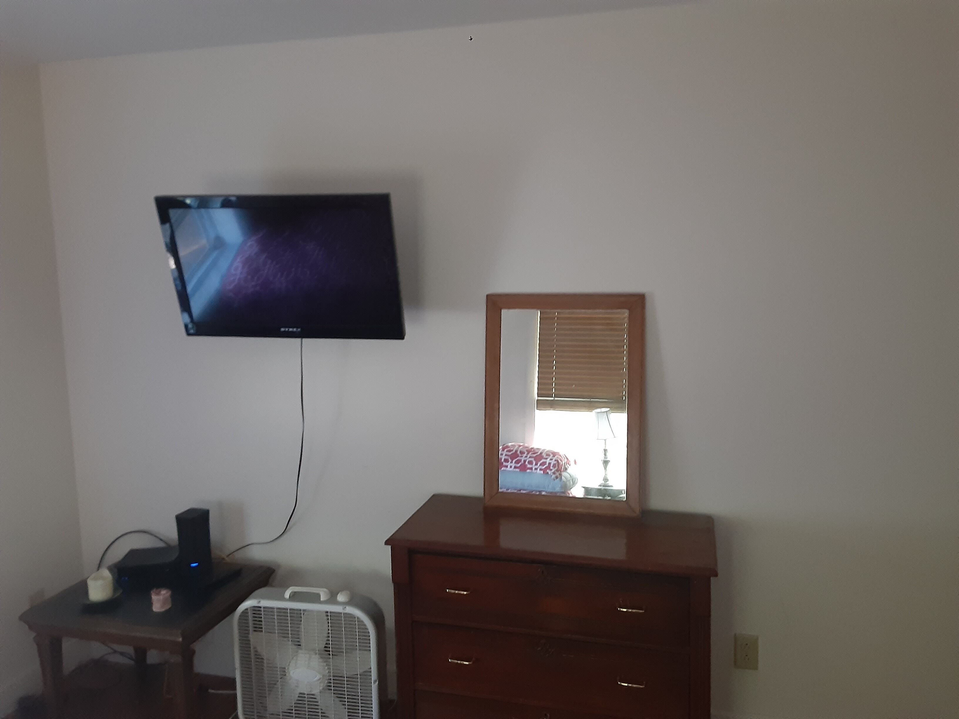 Stunning site with amazing decks, hot tub, walk to private beach on Keuka Lake!