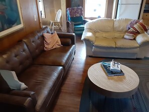 Smart-TV, Videospiele, Tischtennisplatte