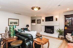 テレビ、暖炉、書庫