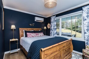 Desk, travel cot, WiFi, bed sheets
