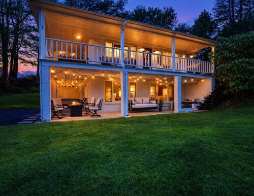 Refined Rustic Cabin with Hot Tub