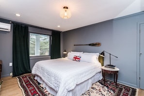 Desk, travel cot, WiFi, bed sheets