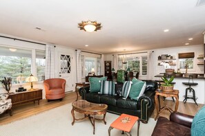 テレビ、暖炉、書庫