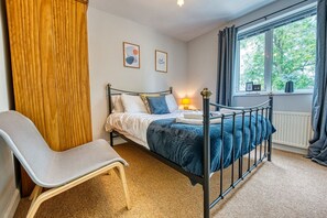 3 bedrooms, desk, iron/ironing board, travel cot - Heather Apt | 3 bedrooms | Sleeps 6 | Southam Centre |Close to HS2 Coventry, Rugby & M40 | Inspire Homes (Southam)
