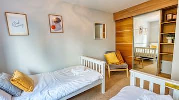 3 bedrooms, desk, iron/ironing board, travel crib