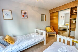 3 Schlafzimmer, Schreibtisch, Bügeleisen/Bügelbrett, Reisekinderbett