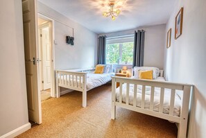 3 Schlafzimmer, Schreibtisch, Bügeleisen/Bügelbrett, Reisekinderbett