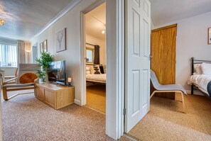 3 bedrooms, desk, iron/ironing board, travel crib