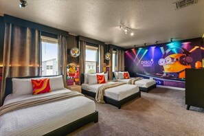9 bedrooms, travel cot, WiFi, bed sheets