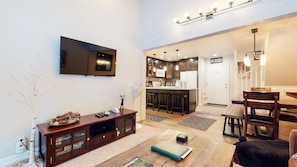 Fernseher, Kamin, Videospiele, DVD-Player