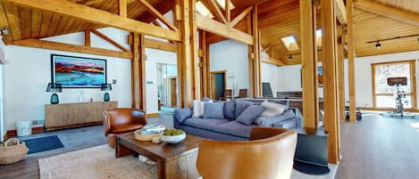 Télévision, cheminée, lecteur de DVD, baby-foot