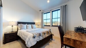 3 bedrooms, iron/ironing board, WiFi, bed sheets - Snowcreek VII 1403 Deluxe Townhouse, Stunning Mountain Views, 2 Car Garage, Washer Dryer by RedAwning (Mammoth Lakes)