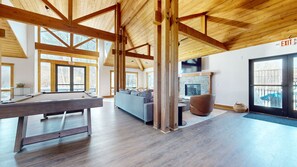 Fernseher, Kamin, DVD-Player, Tischfußball