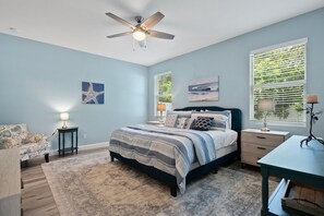 4 soverom, skrivebord, strykejern/-brett og reiseseng for barn