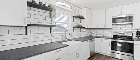 Réfrigérateur, micro-ondes, four, plaque de cuisson