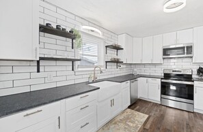 Een koelkast, een magnetron, een oven, een kookplaat